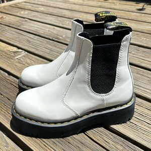 Brand New Dr. Martens 2976 SMOOTH LEATHER PLATFORM CHELSEA BOOTS